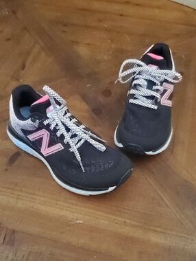 New Balance Women's Black and Pink Athletic Sneakers